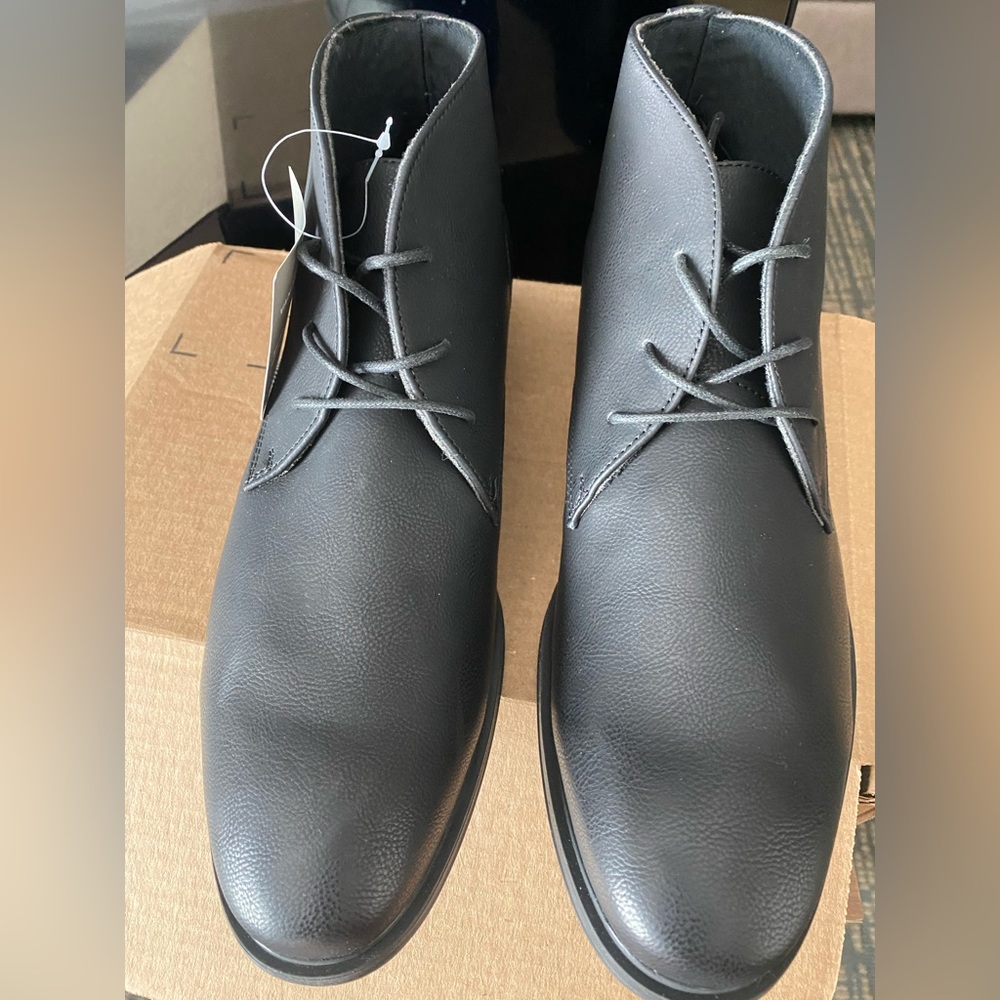 Van Heusen memory foam leather shoes. Size men 10.5 NWT!
